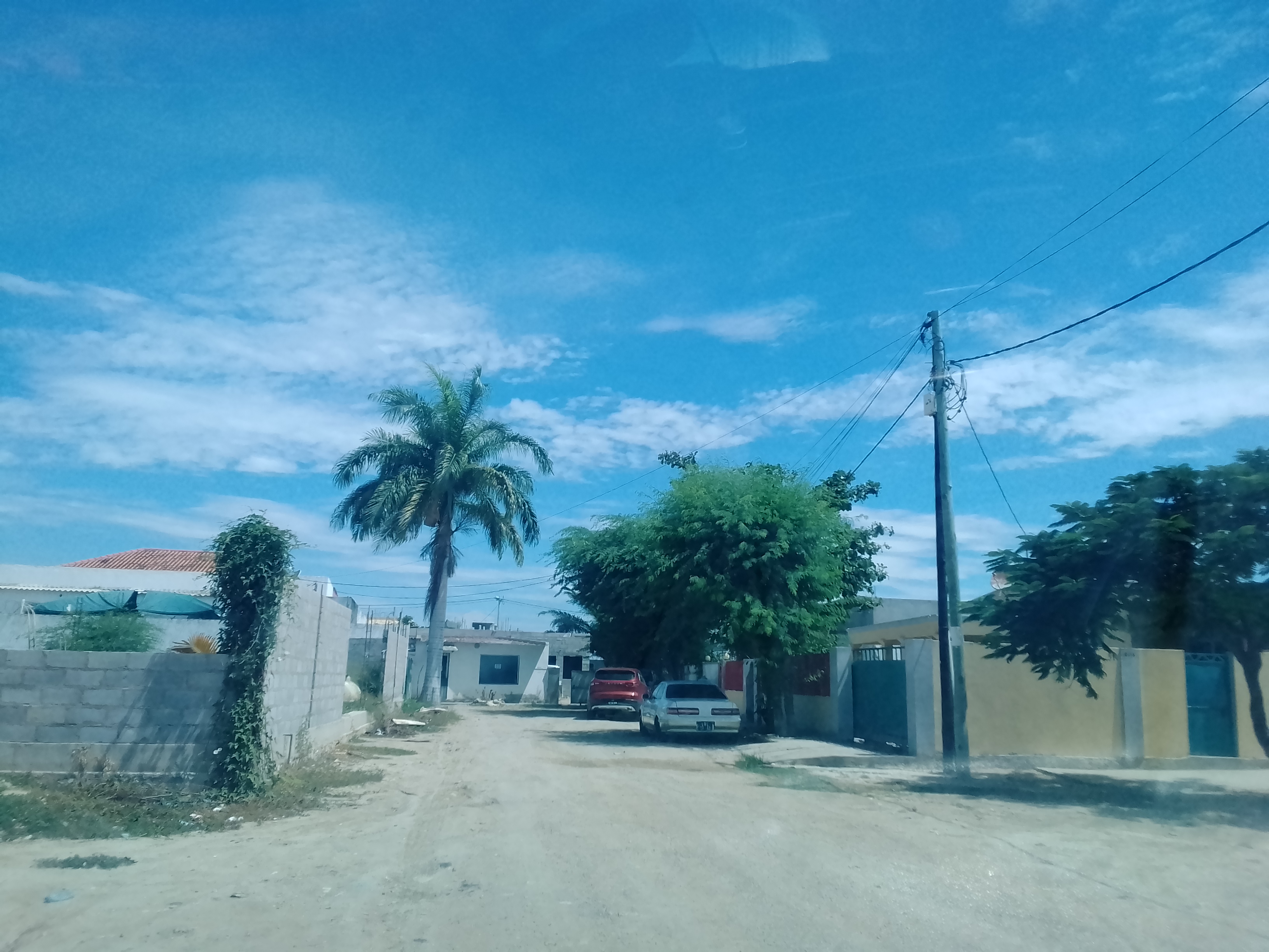 VENDER: VIVENDA NO BAIRRO DA LUZ-LOBITO