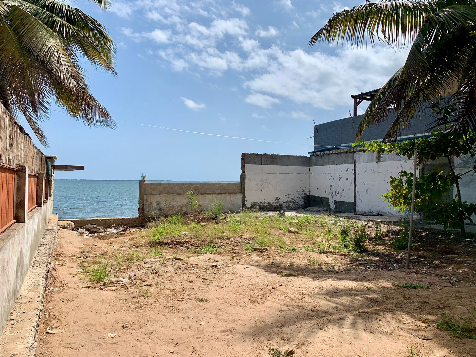 TERRENO E CASA A BEIRA MAR - RAMIROS