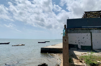 TERRENO E CASA A BEIRA MAR - RAMIROS